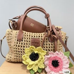 MiuMiu缪缪草编托特包