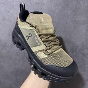 On昂跑Cloudrock Low WP SHF户外登山鞋(軍綠)
