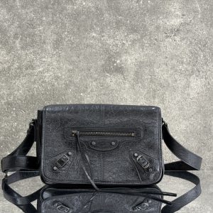 Balenciaga巴黎世家暗黑系邮差包